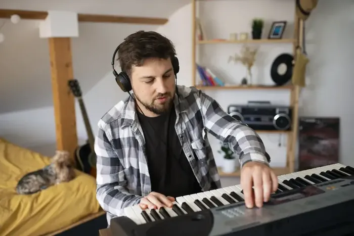Online Singing Classes for Beginners: What to Expect and How to Start